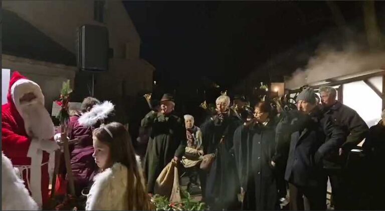 Jagdhornbläser eröffnen Weihnachtsmarkt in Ostheim